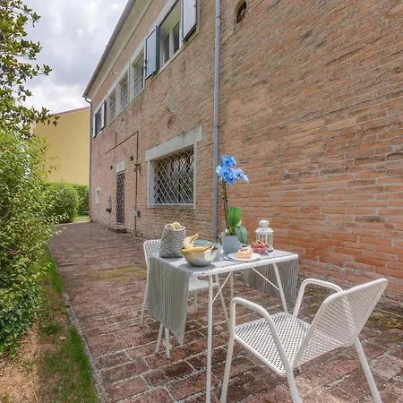 Casolare Di Campagna Con Parcheggio E Giardino Ferrara